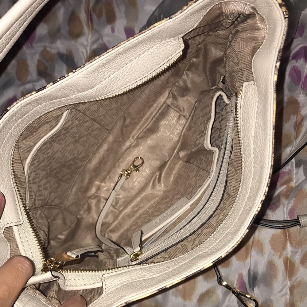 MK shoulder/crossbody ๐ - Picture 9 of 16